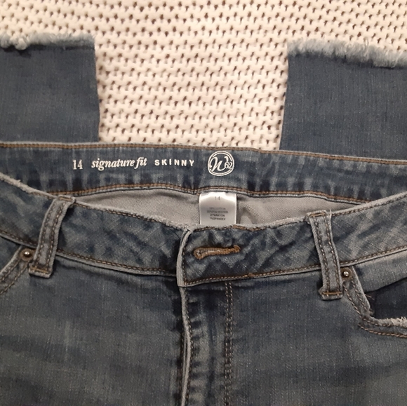 Medium wash blue jeans - Picture 2 of 4